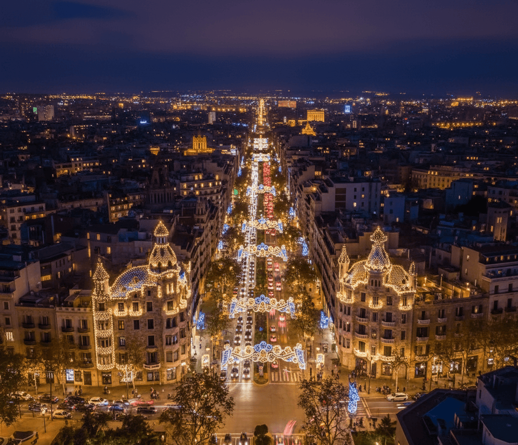 Vista aérea del Paseo de Gràcia en Barcelona iluminado con luces de Navidad durante la noche