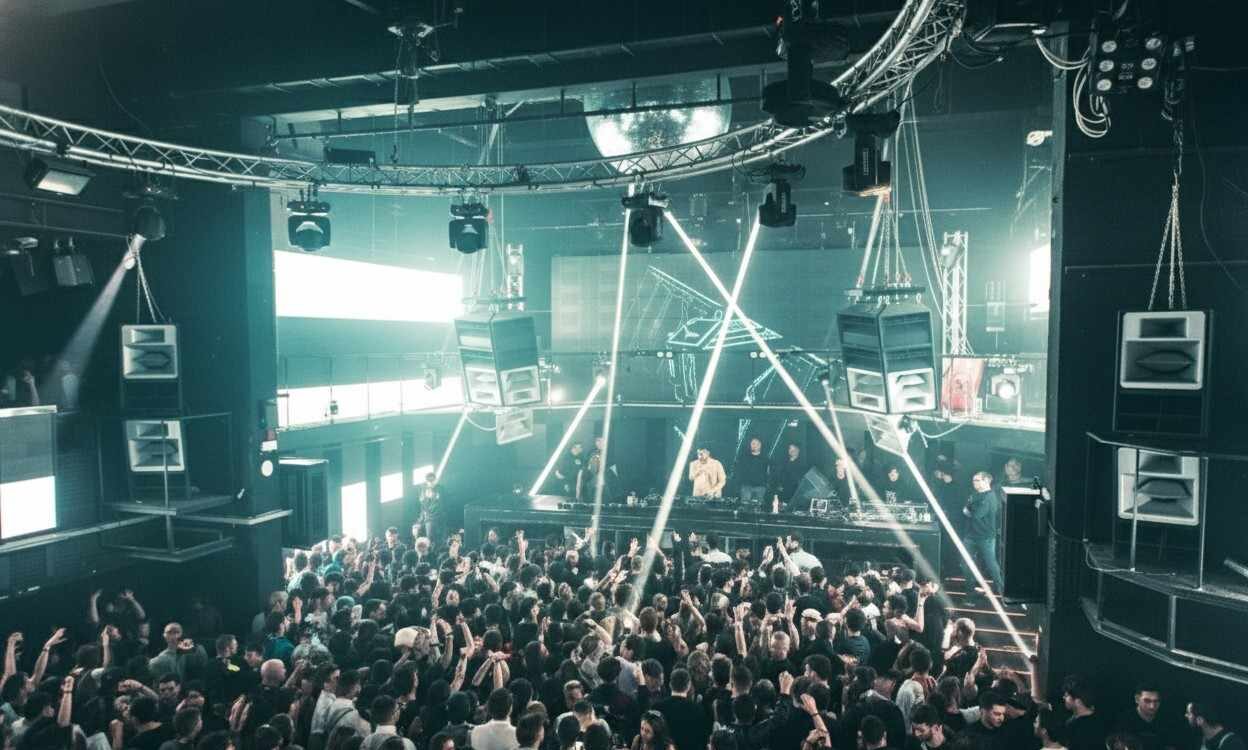 Interior de sala en Input Barcelona durante un evento de música electrónica.