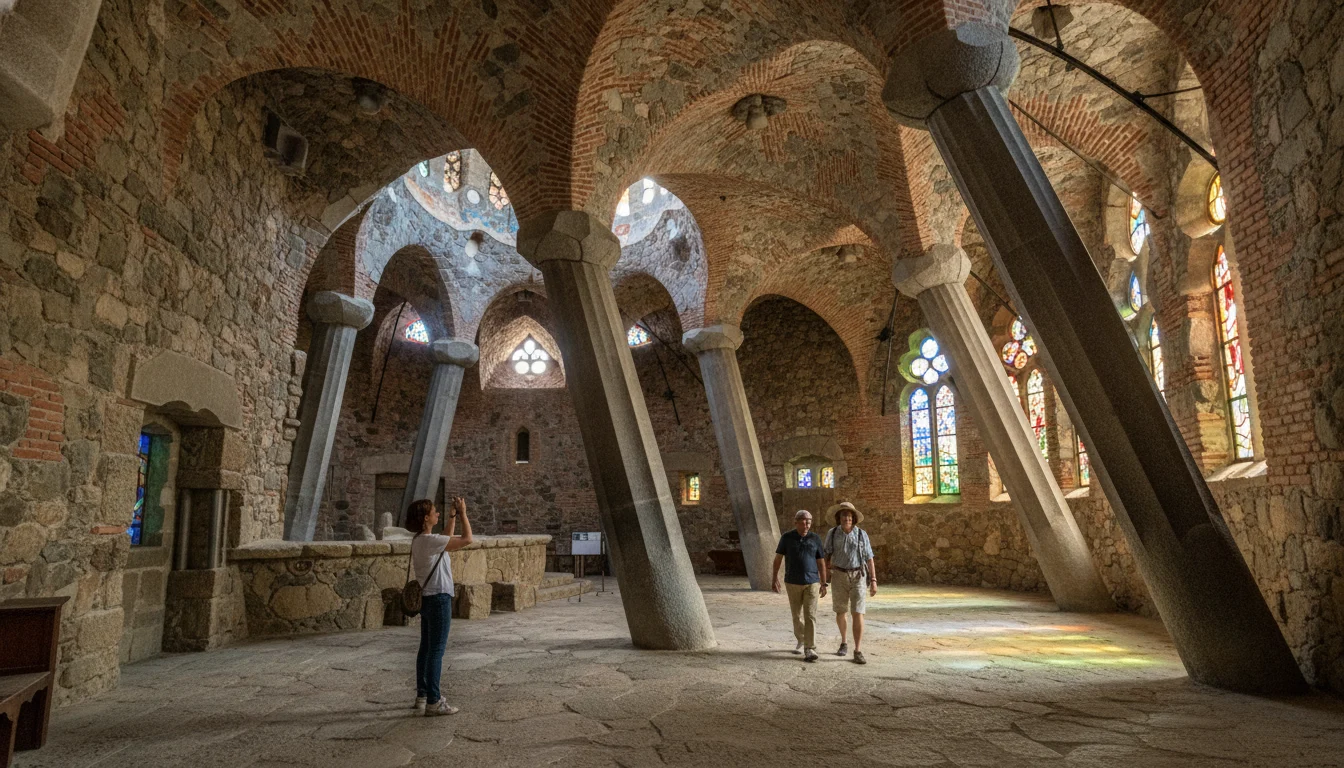 Interior de la Cripta Gaudí en Colonia Güell, mostrando sus innovadoras columnas inclinadas y bóvedas parabólicas de ladrillo.